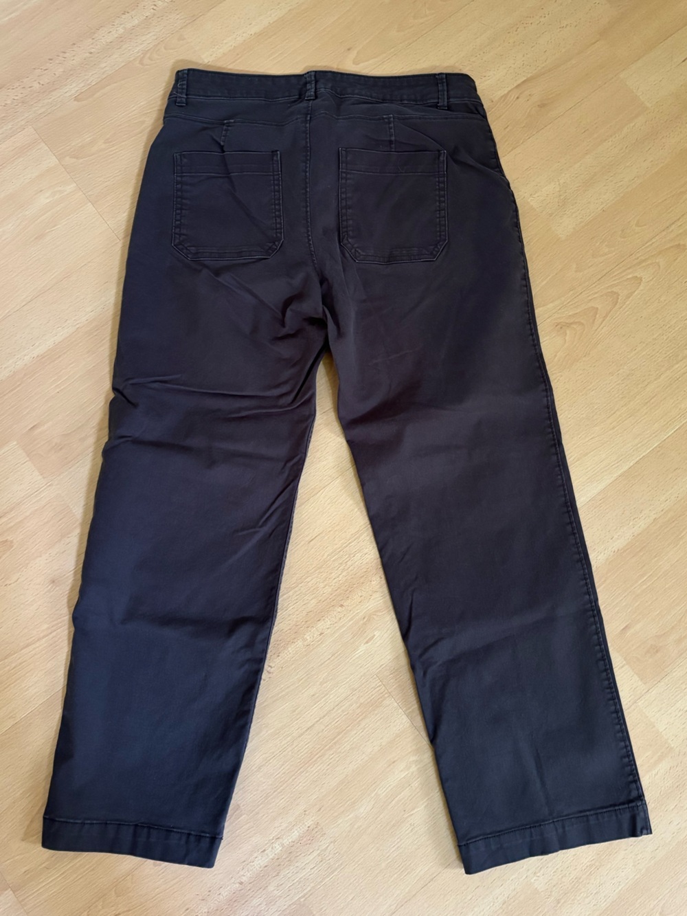 Women’s dark grey straight-leg cropped pants